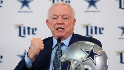 Iată o posibilă reformulare:

“Proprietarul echipei Dallas Cowboys, Jerry Jones, explică că schimbul lui Micah Parsons a fost o decizie strategică pentru a îmbunătăți performanța echipei.”