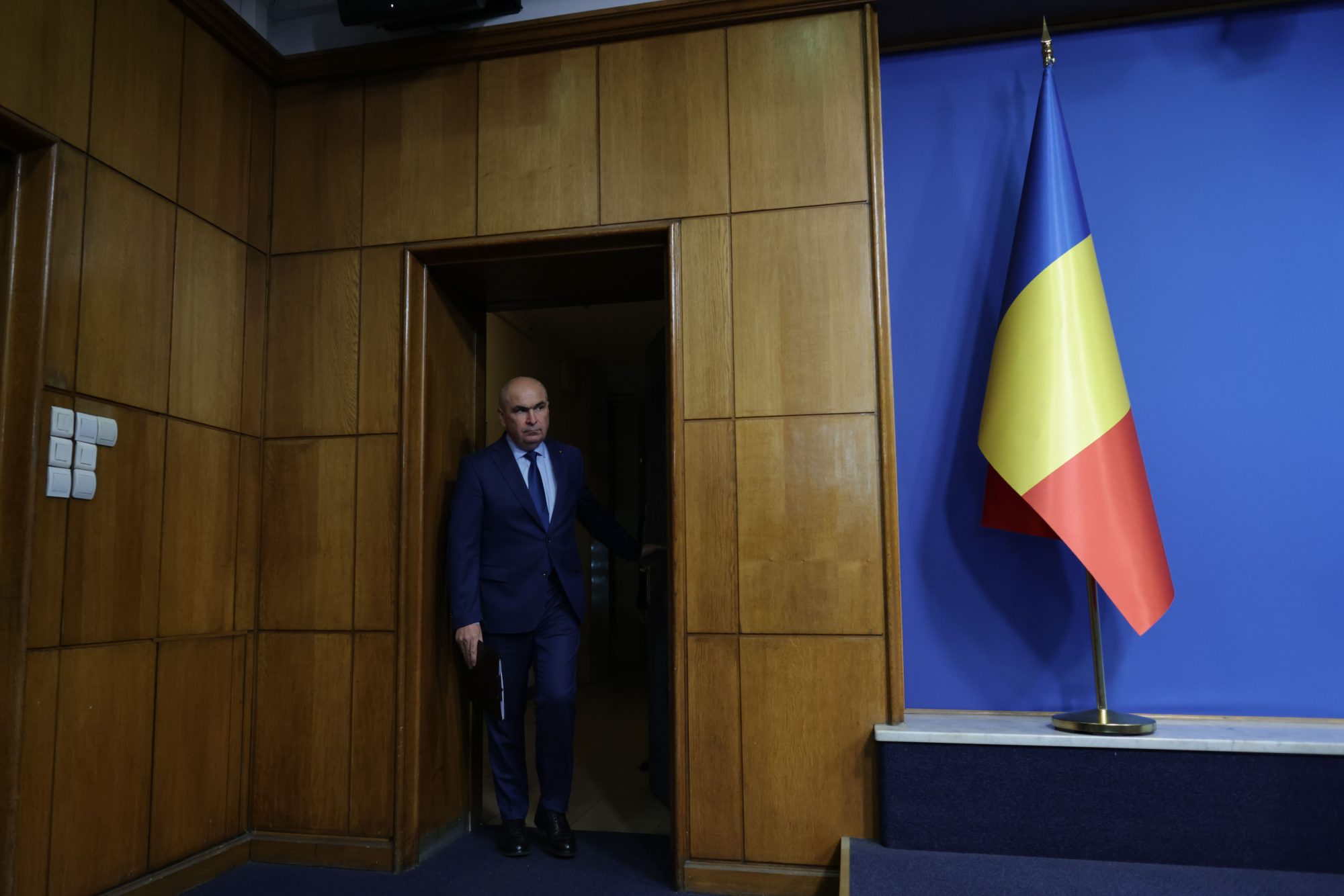 Reorganizarea companiilor de stat: Reducerea numărului de conducători și a beneficiilor financiare / Care sunt veniturile angajaților de la Compania de Energie Hidroelectrică sau Serviciul Poștal Național?