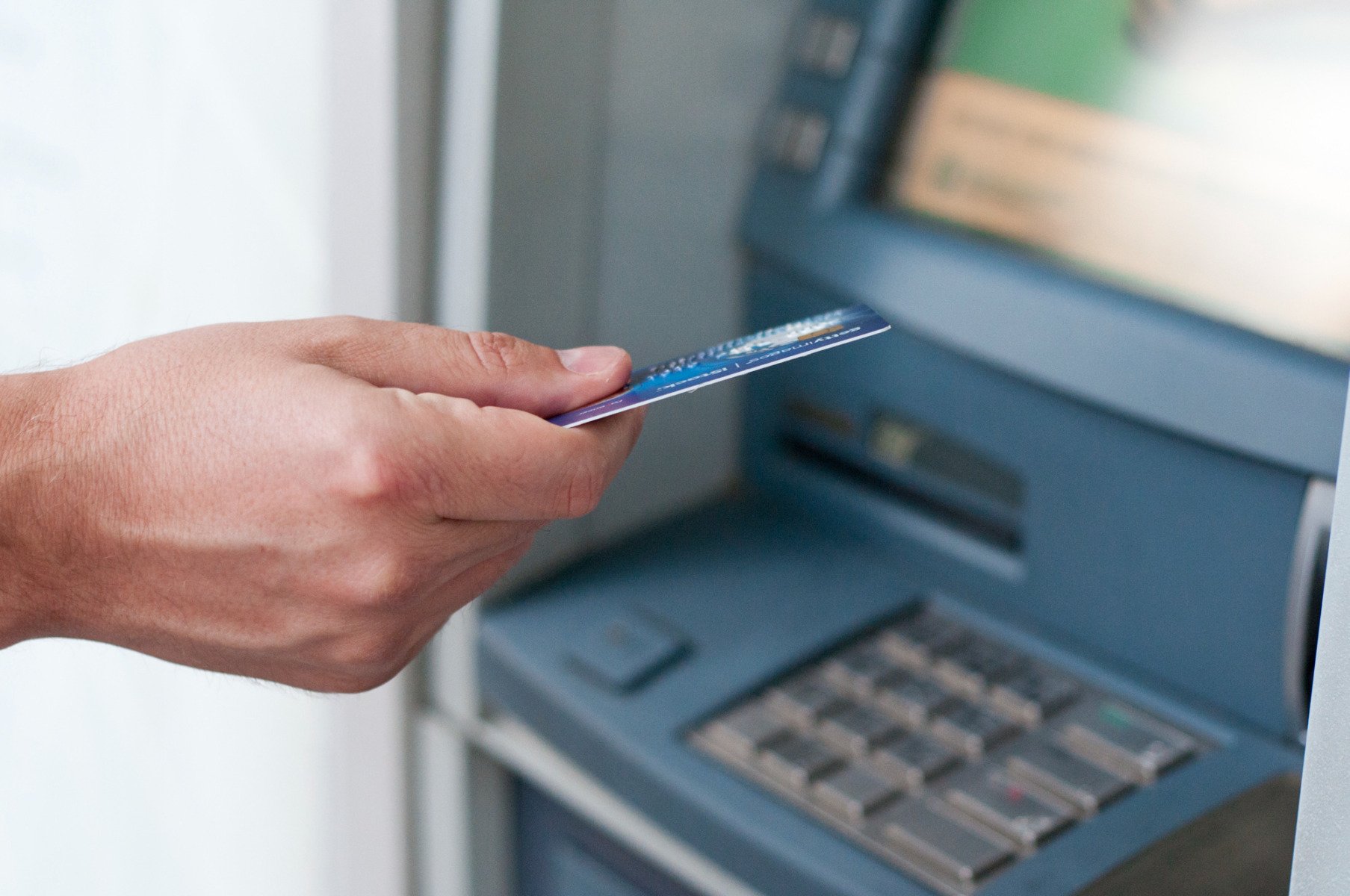 Companiile din România vor fi obligate să dețină cont bancar și card de plată, o măsură introdusă pentru a reglementa activitatea economică, având în vedere faptul că zeci de mii de firme funcționează exclusiv cu numerar.