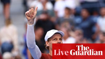 Turneul de tenis US Open din anul 2025: Sinner supravietuieste, Gauff si Osaka stabilesc o intalnire in optimile de finala – evenimentul a avut loc.

Sau o alta varianta:
US Open anul 2025: Sinner reuseste sa treaca de obstacol, Gauff si Osaka se vor intalni in faza urmatoare a competitiei – informatii despre desfasurarea meciurilor.
