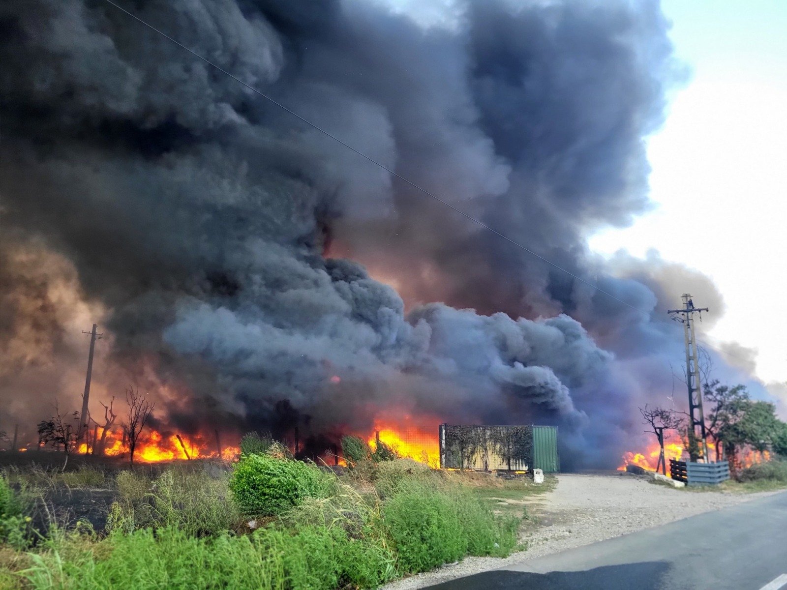 Trafic dificil pe Valea Oltului din cauza unui incendiu de pădure, o persoană fiind rănită cu arsuriea noastră”