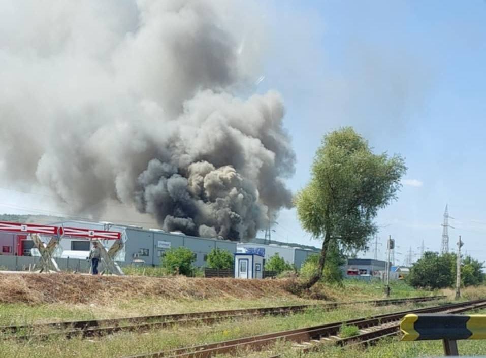 Incendiu de mari proporții izbucnit în Iași, la depozitul unei companii de transport expres. Intervenția se desfășoară cu ajutorul unor echipamente speciale robotizate / A fost transmis un avertisment de urgență național prin sistemul de alertare în masă.