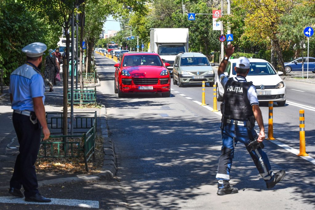 [ad_1] Provoacă în trafic: acțiune comună a Poliției Rutiere și a Poliției Locale Sector 6 pe Bulevardul Uverturii, cu șase amenzi aplicate într-o oră Joi, 14 august, Brigada Rutieră și Poliția Locală Sector 6 au desfășurat o acțiune coordonată pentru verificarea respectării regulilor de circulație pe Bulevardul Uverturii