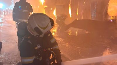 Fumul degajat de incendiul de la Dragonul Roșu a acoperit capitala, creând un aer greu de respirat în mai multe zone ale Bucureștiului