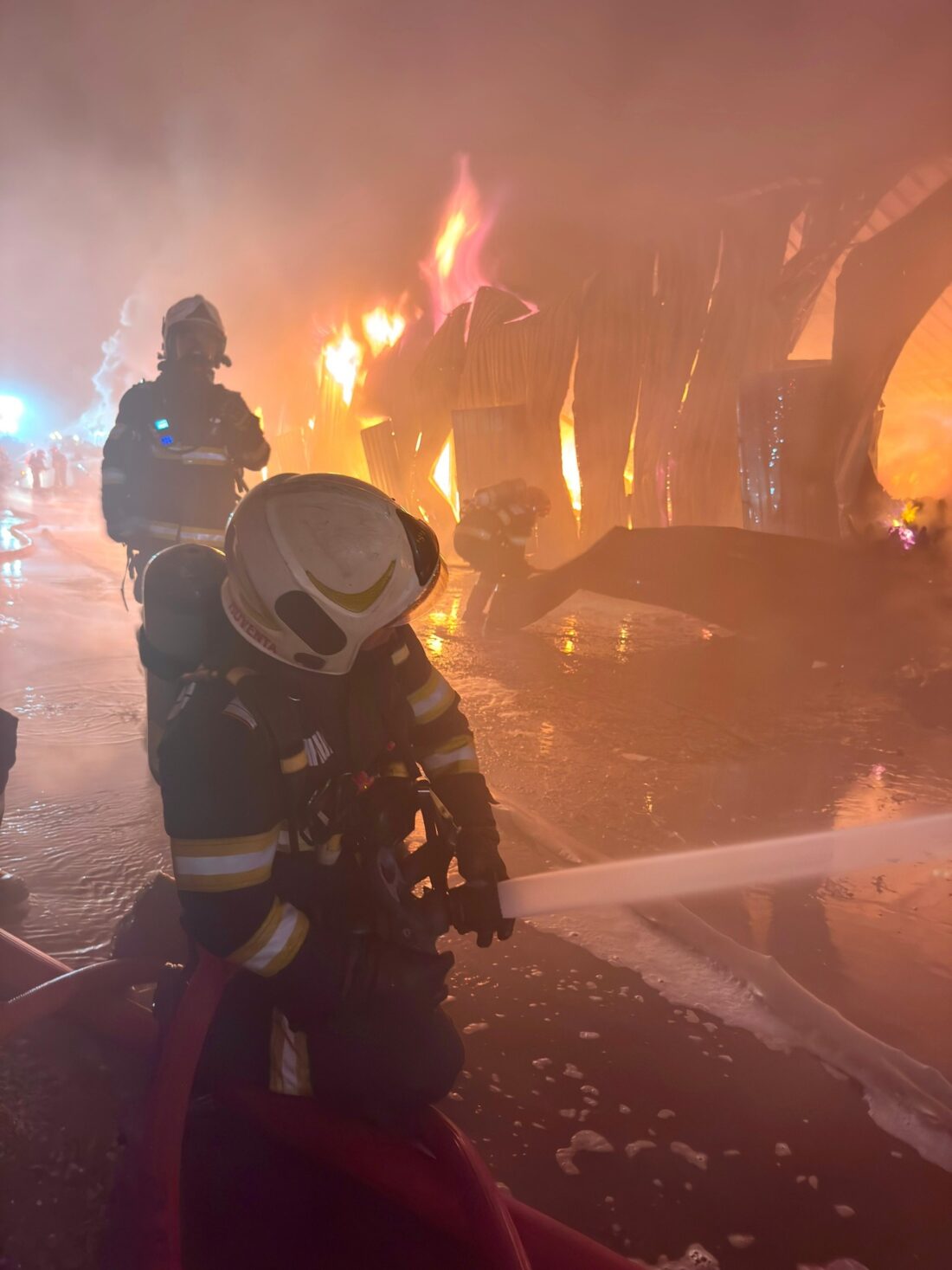 Fumul degajat de incendiul de la Dragonul Roșu a acoperit capitala, creând un aer greu de respirat în mai multe zone ale Bucureștiului