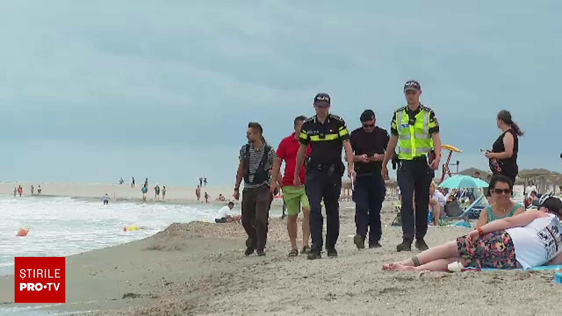 Poliția a blocat accesul pe plajă pentru turiști, încercând să îi împiedice să se avânte în valuri: „Doar se simt bine, nu-i pasă”ea noastră”