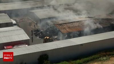 Incendiul de la depozitul “Dragonul Rosu” continuă să ardă slab după optsprezece ore, poluând aerul din București la un nivel de peste patru ori mai mare decât limitele admise.