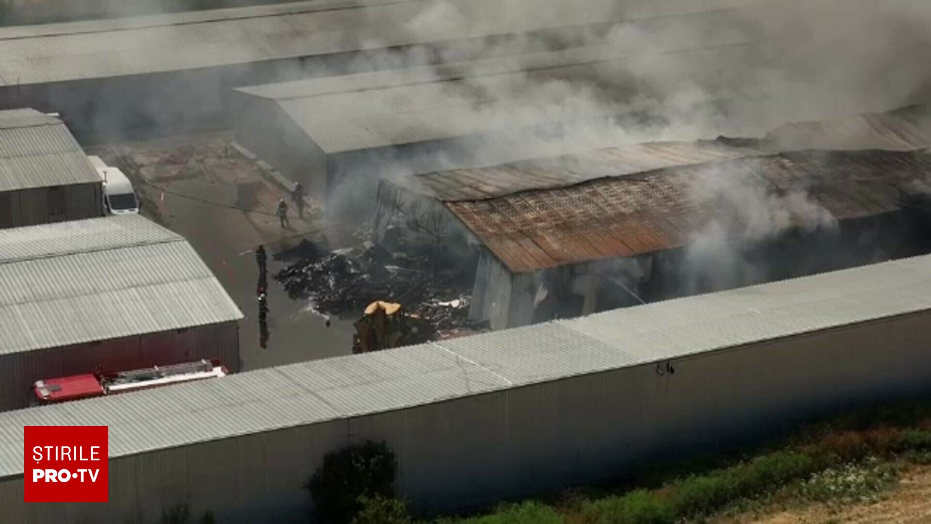 Incendiul de la depozitul “Dragonul Rosu” continuă să ardă slab după optsprezece ore, poluând aerul din București la un nivel de peste patru ori mai mare decât limitele admise.