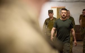 Zelenski consideră întâlnirea dintre Trump și Putin în Alaska deja o „victorie personală” pentru Putin. Președintele ucrainean exclude orice posibilă retragere a forțelor ucrainene din estul țării în cadrul unui acord de pace și confirmă avansarea unor „grupuri” rusești cu până la 10 km în anumite zone ale frontului.