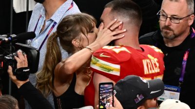 Taylor Swift și Travis Kelce își oficializează logodnaea noastră”