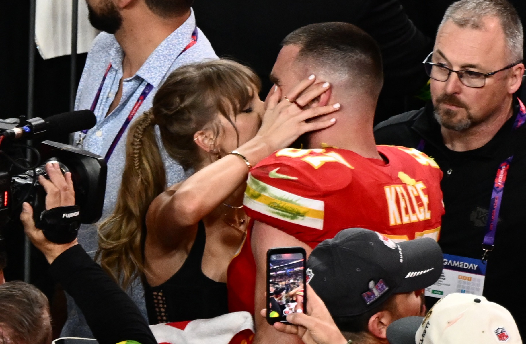 Taylor Swift și Travis Kelce își oficializează logodnaea noastră”