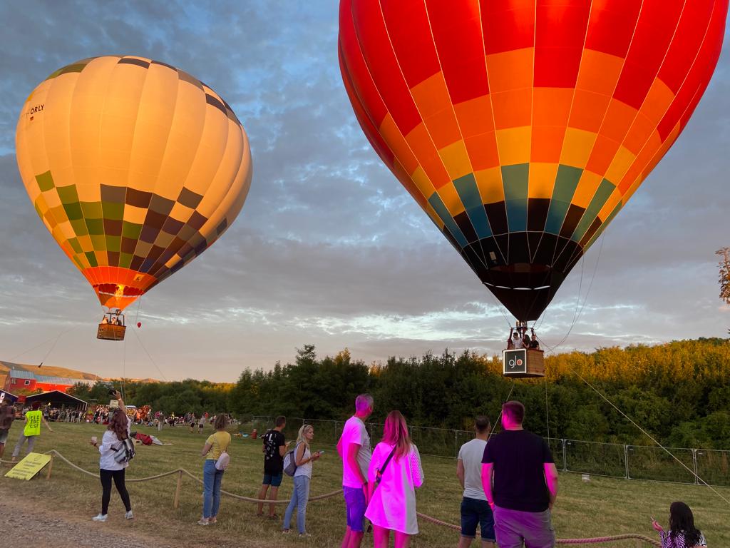 Festivalul baloanelor cu aer cald Luminaria, desfășurat de vineri până duminică la „La Colibe” din comuna Corbuea noastră”