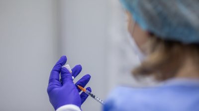 Autorizație în SUA pentru noile vaccinuri anti-COVID-19, destinate persoanelor de peste 65 de ani și celor vulnerabileea noastră”