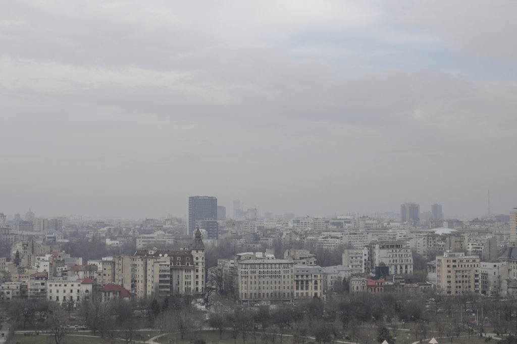 Raport | Calitatea aerului în București, influențată de centralele termice din Balcani și de particulele de praf saharian