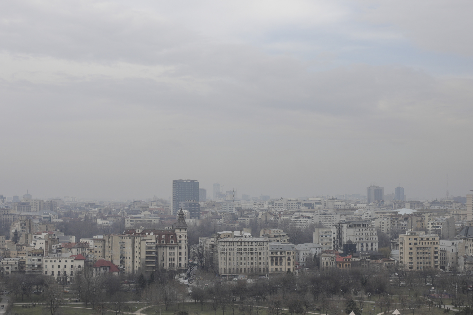 Raport | Calitatea aerului în București, influențată de centralele termice din Balcani și de particulele de praf saharian