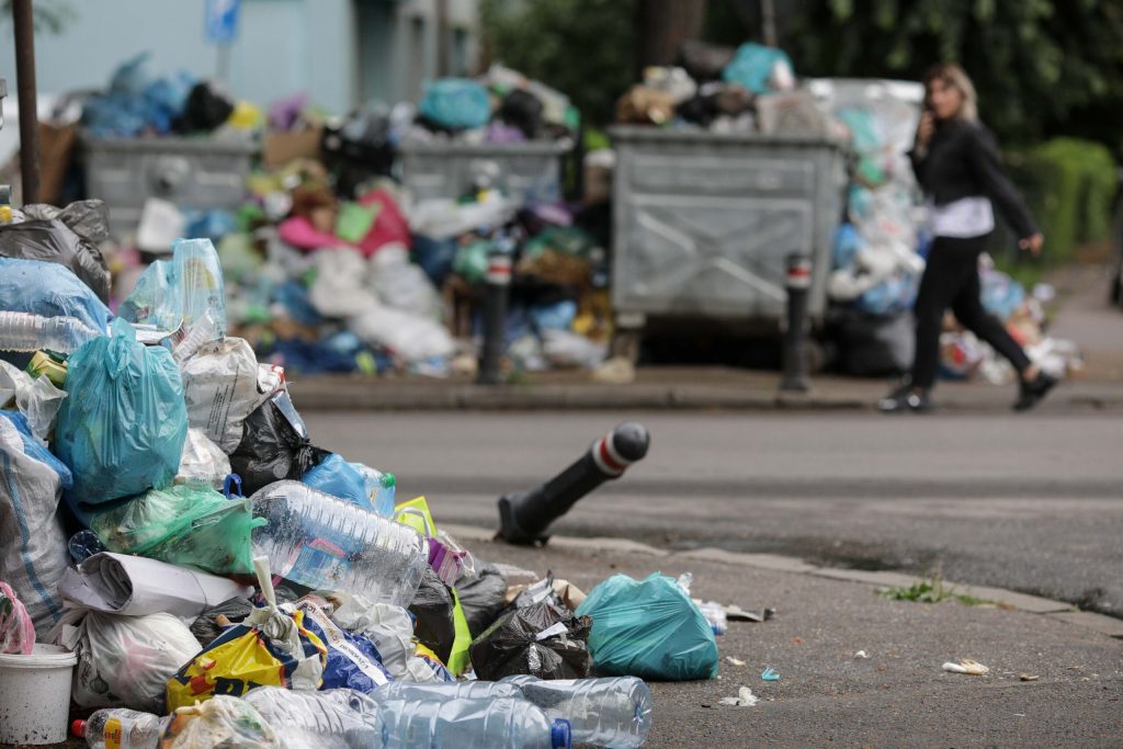 [ad_1] Bucureștiul se află în pragul unui blocaj în gestionarea deșeurilor menajere, avertizează raportul „Starea Mediului București 2025”, realizat de Platforma pentru Mediu București
