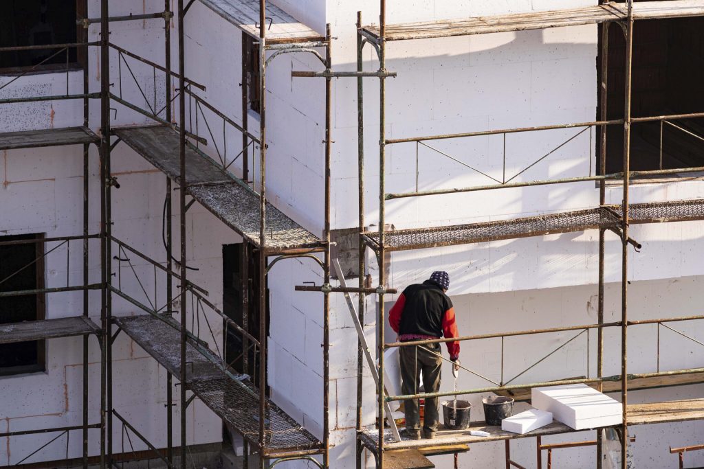 Raport: Reabilitarea termică contribuie la apariția sindromului „clădirilor bolnave”, iar peste 20% dintre locatari resimt o stare nefavorabilă