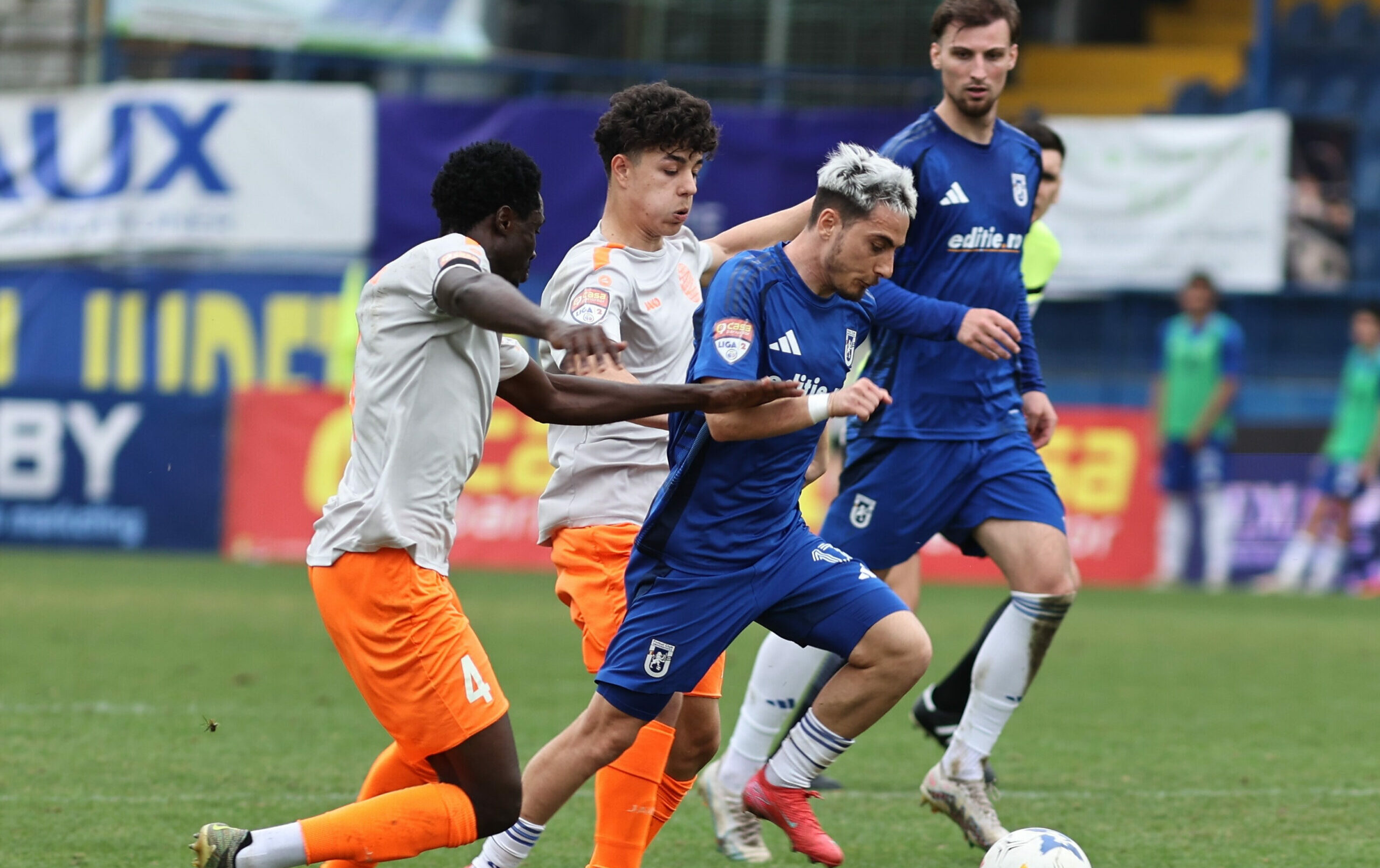Affair care a şocat întreaga ţară. Consoarta unui fost sportiv de fotbal din Liga Superioară a fost agresată fizic de către doi indivizi, într-un magazin universal.