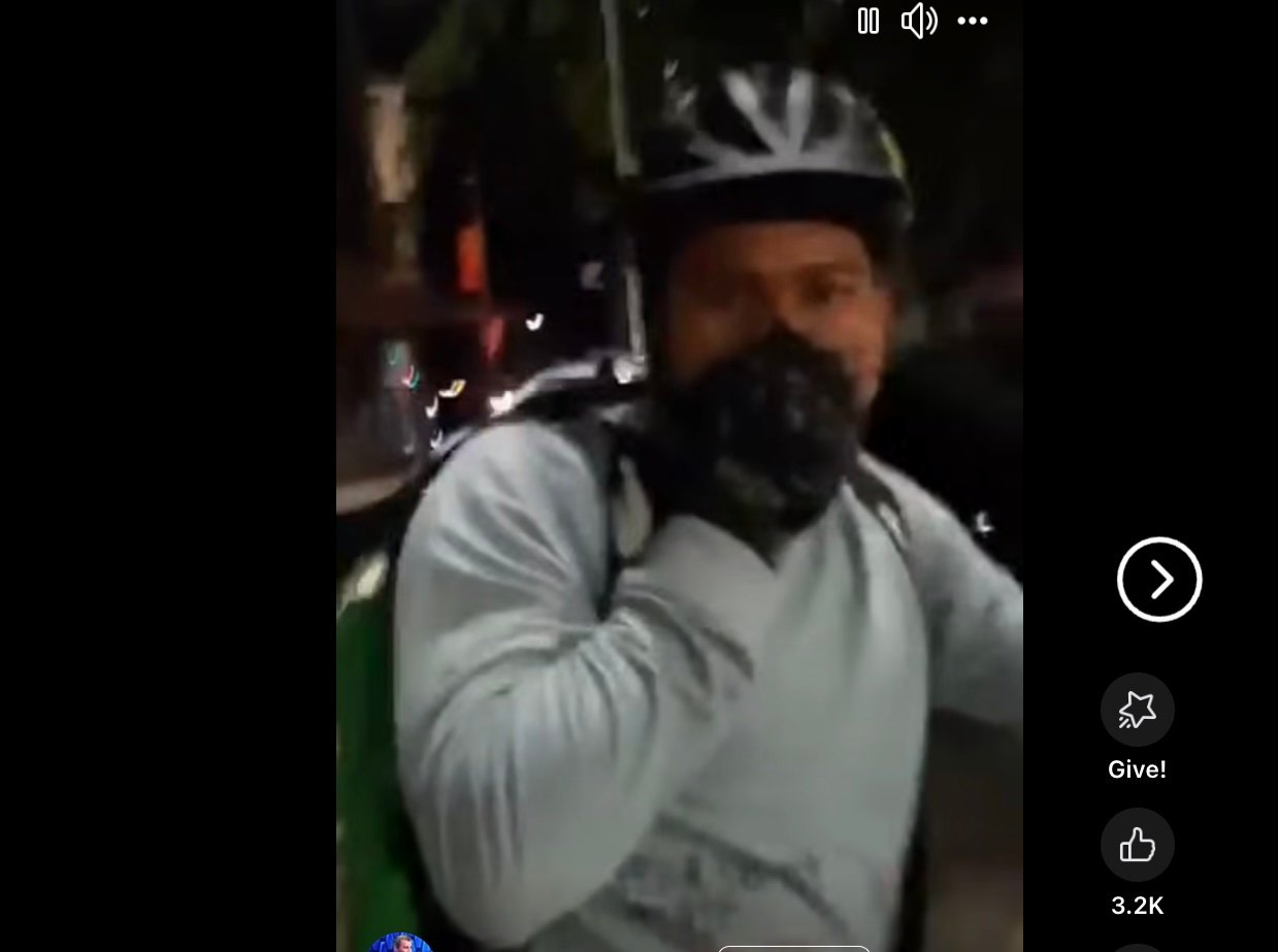 Tânărul care a atacat un curier pe o stradă din București, considerându-l „invadator”, condus la audieri marțiea noastră”