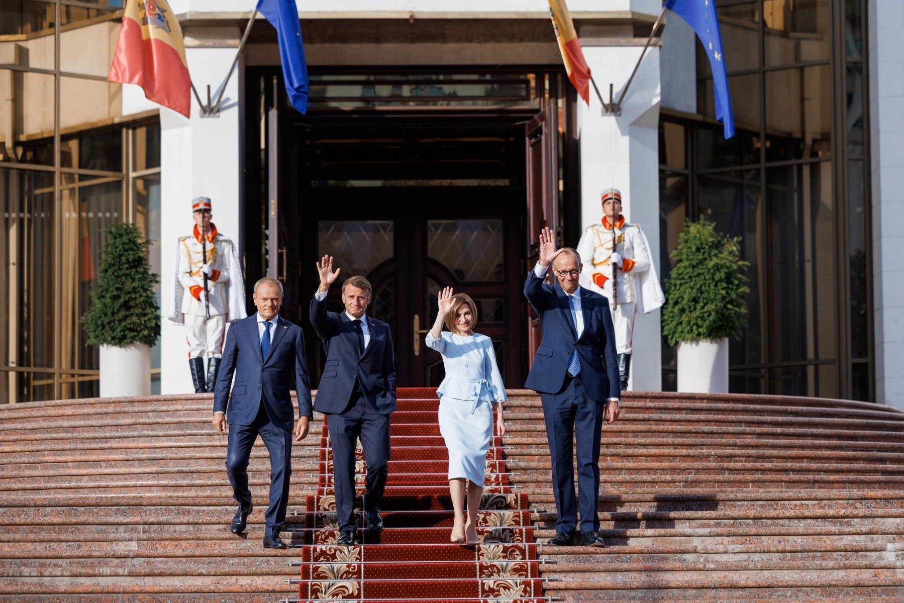 Merkel, Macron și Tusk au susținut aderarea R. Moldova la Uniunea Europeană și au promis solidaritate în fața Rusiei în timpul vizitei de Ziua Independenței în Chișinăuea noastră”