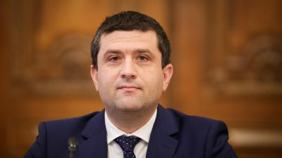 Radu Miruţă: Exista edili care au ajuns să fie cei mai importanţi angajatori din localitate, umflând organigrama într-un mod nejustificat / Din totalul de 70.000 de poziţii, aproximativ 15.000 sunt ocupate, în timp ce restul de 55.000 reprezintă sloturi goale în structurile organizaţionale.