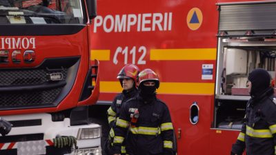 “Un incendiu puternic de vegetatie a izbucnit intr-o comuna din judetul Ilfov, forțând închiderea traficului pe șoseaua de centură a Capitalei.”

Sau, altă varianta:

“Un foc vast de vegetație a erupt într-o localitate ilfoveană, determinând oprirea circulației pe drumul de centură care înconjoară Bucureștiul.”