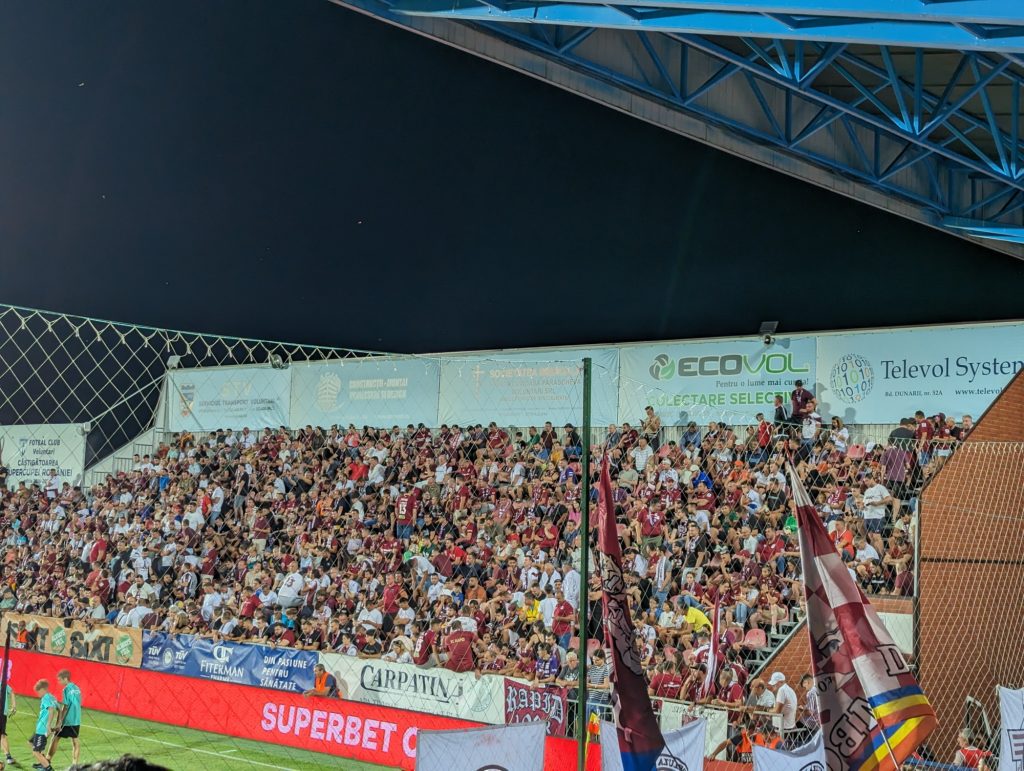 Florentin Pandele a fragmentat întreținerea terenurilor de fotbal în trei contracte separate, însă fondurile, în valoare de peste 150.000 de euro, au fost totodată direcționate către aceeași companie, în același moment.