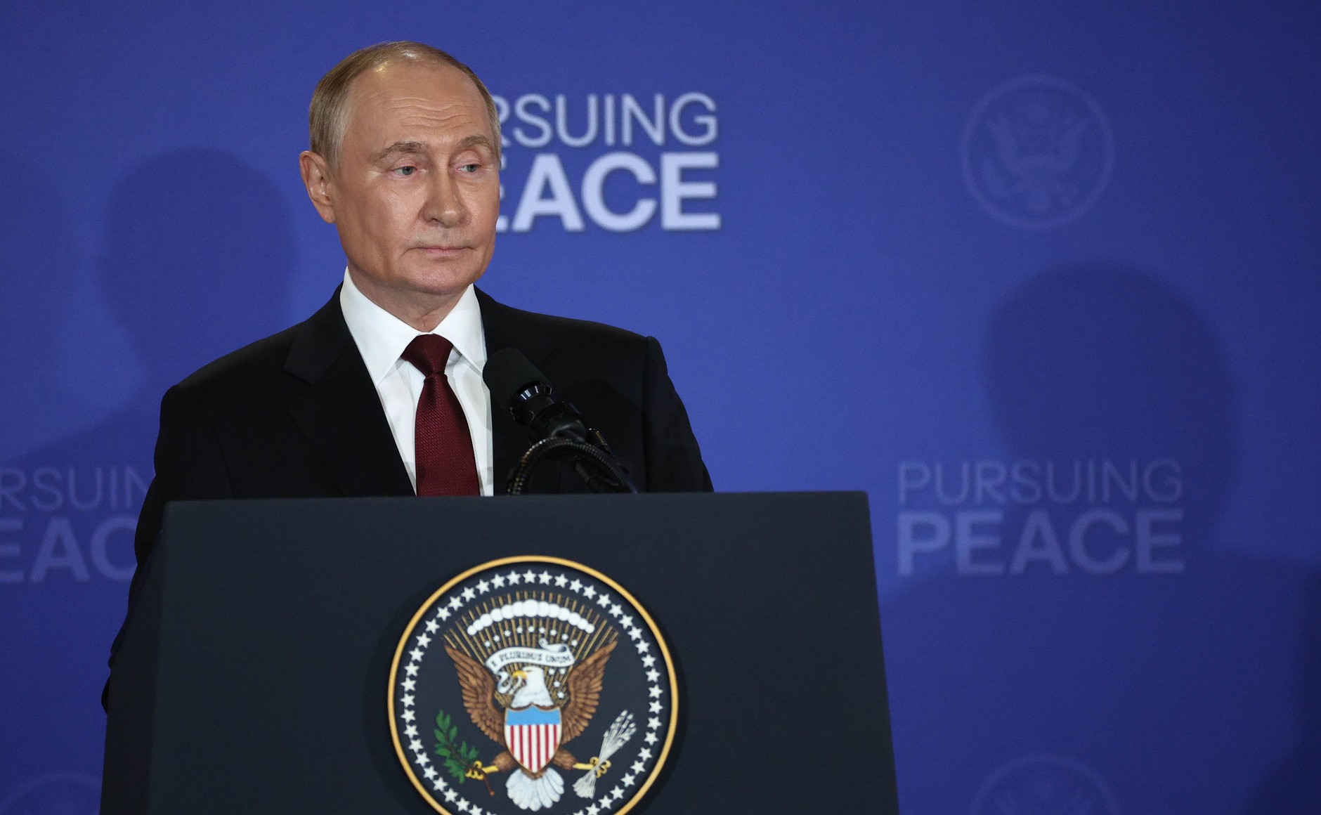 Putin a adus un omagiu piloților sovietici, lăsând o coroană de flori la cimitirul din Alaska unde se regăsesc mormintele acestora.