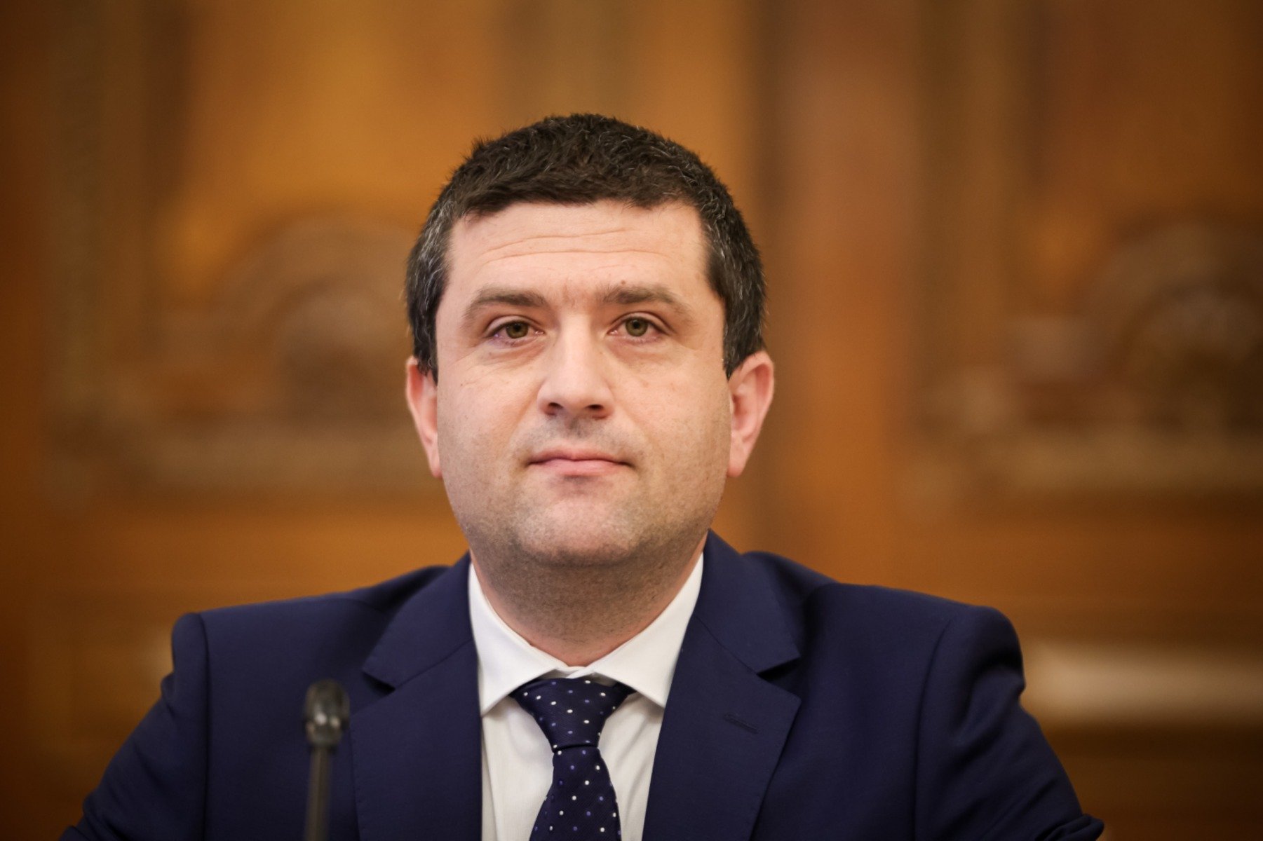 Ministrul Economiei afirmă că reducerea numărului de membri în consiliile de administrație de la 5 la 3 nu va avea impact dacă schimbarea nu se aplică în cazul celor deja aleși sau în curs de selecție, descriind această situație ca fiind aproape fără efect și fără consecințe realeea noastră”