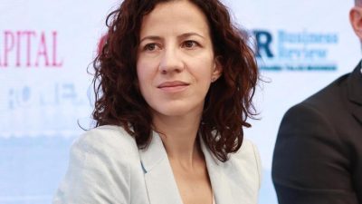 Roxana Mînzatu, vicepreședinta Comisiei Europene, afirmă că investițiile în educație sunt esențiale și nu trebuie privite ca simple cheltuieli, în condițiile în care România se află pe penultima poziție în UE în ceea ce privește procentul din PIB destinat acestui domeniu și pe antepenultima în alocarea totală din buget, conform unui raport al Comisiei Europene.ea noastră”