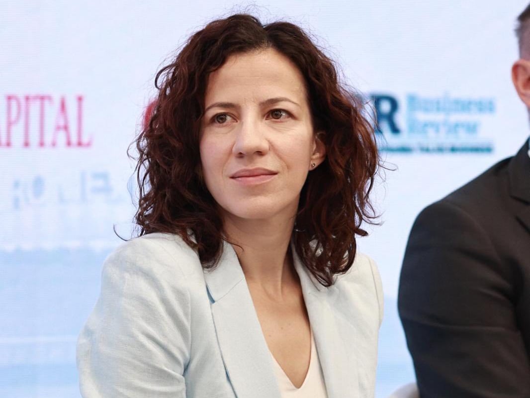 Roxana Mînzatu, vicepreședinta Comisiei Europene, afirmă că investițiile în educație sunt esențiale și nu trebuie privite ca simple cheltuieli, în condițiile în care România se află pe penultima poziție în UE în ceea ce privește procentul din PIB destinat acestui domeniu și pe antepenultima în alocarea totală din buget, conform unui raport al Comisiei Europene.ea noastră”
