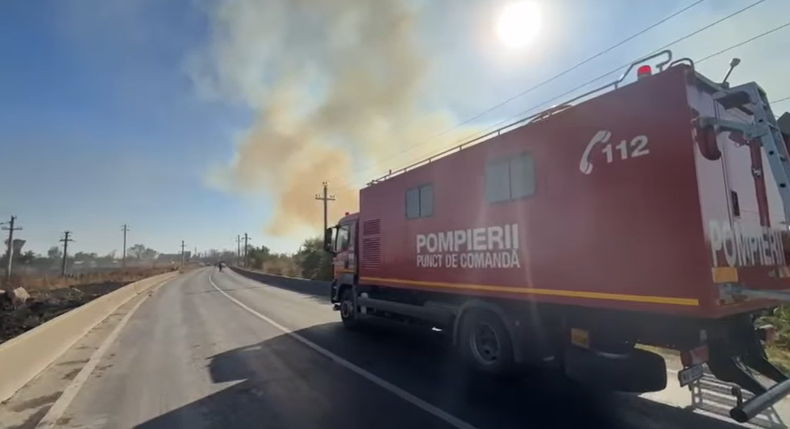 Incendiu puternic deGunoi în zona Glina, la periferia Capitalei, ridică îngrijorări cu privire la posibila extindere a flăcărilor către gospodării. Autoritățile au trimis un avertisment de urgență prin sistemul de alertare în masă.