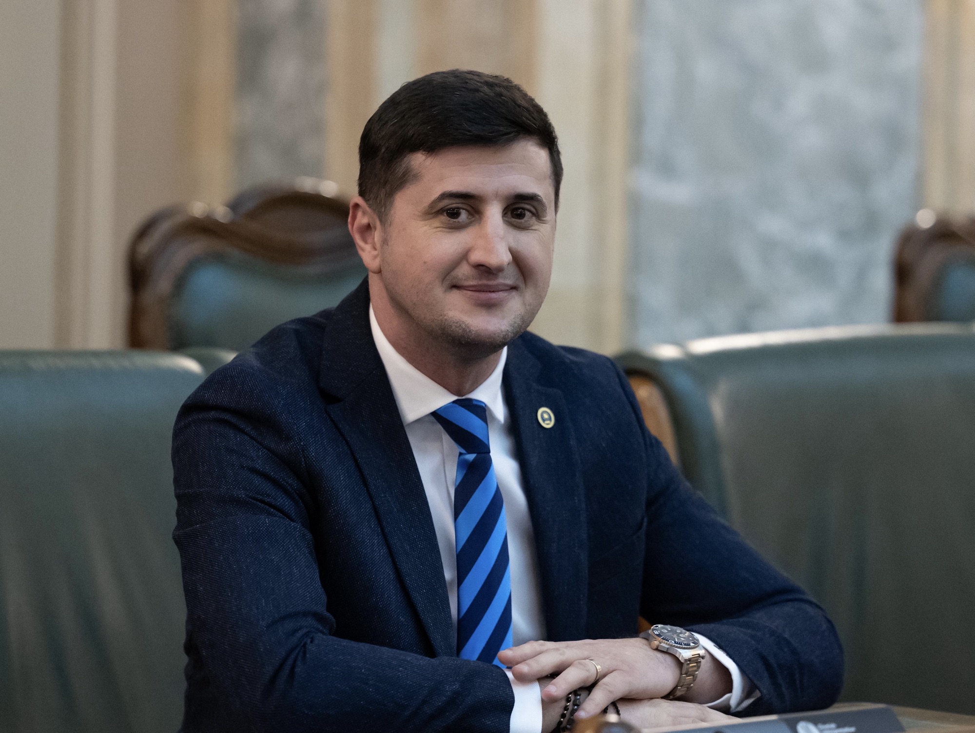Senatorul liberal Lucian Rusu asigură că finanțarea pentru proiectele PNRR și “Anghel Saligny” persistă, deși primarii social-democrați s-au lamentat lui Grindeanu referitor la existența unor facturi neachitate.