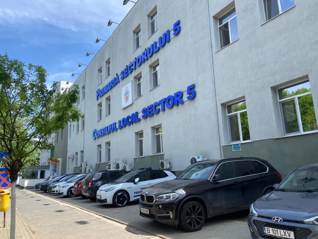 [ad_1] Creșterea exponentiala a cheltuielilor cu sporurile în Primăria Sectorului 5 în ultimii patru ani, de la aproximativ 62.500 de lei net în ianuarie 2021 la 375.000 de lei net în mai 2025 Primăria Sectorului 5, condusă de Vlad Popescu Piedone, are cele mai mici salarii între cele șapte primării din București, salariul mediu net fiind cu aproape 45% mai redus decât cel al Primăriei Generale a Capitalei Numărul angajaților a rămas aproape neschimbat, dar cheltuielile s-au dublat În ultimii patru ani, numărul angajaților la Primăria Sectorului 5 a fost stabil, fiind 568 în ianuarie 2021 și 573 în mai 2025