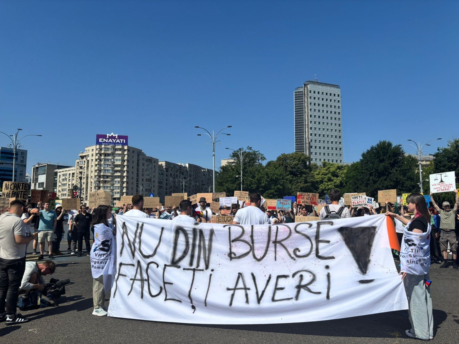 Analiza ultimilor 10 ani a ANOSR arată că peste 44.000 de studenți își pierd bursele, influența asupra deficitului bugetar fiind de doar 0,2%; alianța organizațiilor studențești solicită guvernului să acorde burse pe tot parcursul anului, să crească fondul destinat acestora și să reintegreze studenții la taxăea noastră”