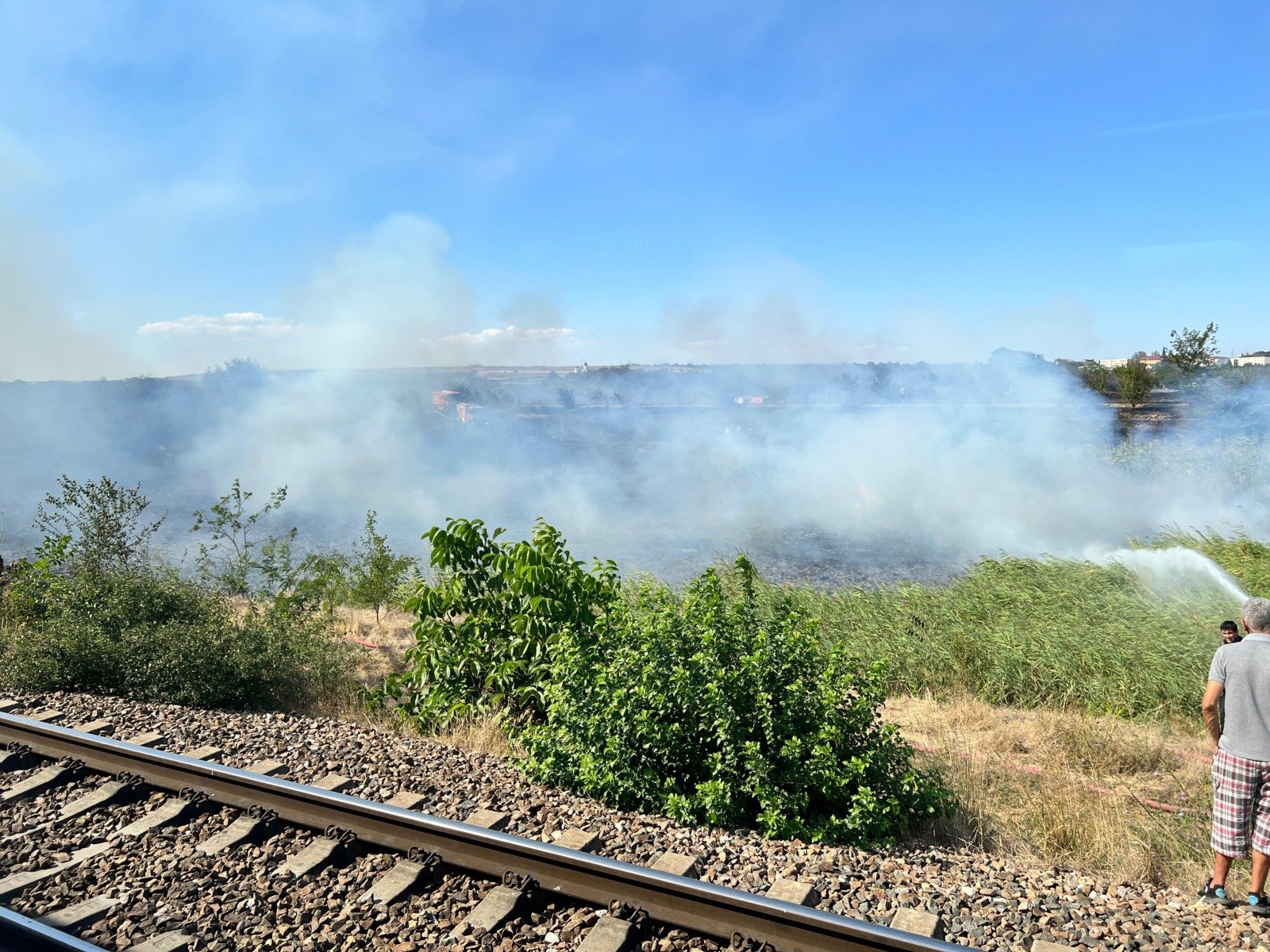 Incendiu de vegetație întrerupe circulația trenurilor între Medgidia și Mircea Vodă, afectând și alte cinci trenuri și rețeaua de contact a liniilor electrice, conform CFR S.A., după un incendiu recent, iar martorii susțin că traficul feroviar este blocat pe mai multe rute.ea noastră”