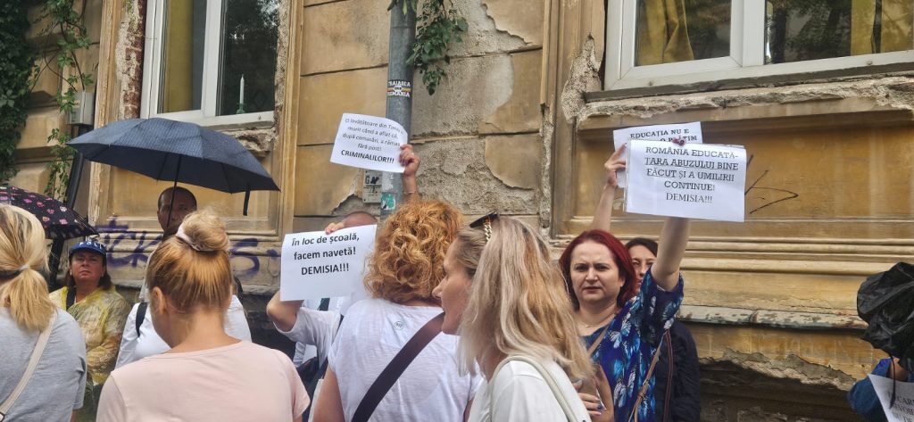 [ad_1] Trei mari federații sindicale din domeniul educației, inclusiv Federația Sindicatelor Libere din Învățământ, Federația „Spiru Haret” și Federația Națională Sindicală „Alma Mater”, au anunțat proteste ale cadrelor didactice în București