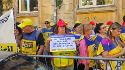 Al 19-lea zi de proteste ale sindicatelor la Ministerul Educației împotriva Legii Bolojan: manifestanții strigă „Demisia” și „Vom lupta și vom câștiga”ea noastră”