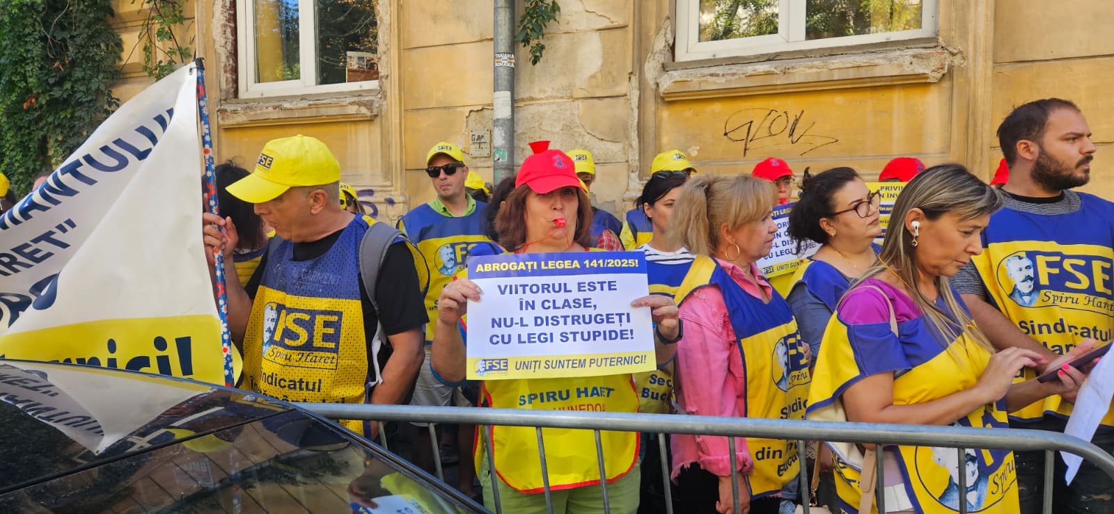 Al 19-lea zi de proteste ale sindicatelor la Ministerul Educației împotriva Legii Bolojan: manifestanții strigă „Demisia” și „Vom lupta și vom câștiga”ea noastră”