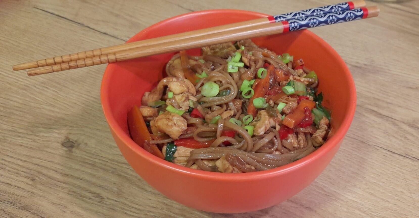 Rețetele Juanitei: Pui cu legume și noodles de orez – o aventură culinară în stil asiatic pentru un prânz simplu și plin de arome exoticeea noastră”