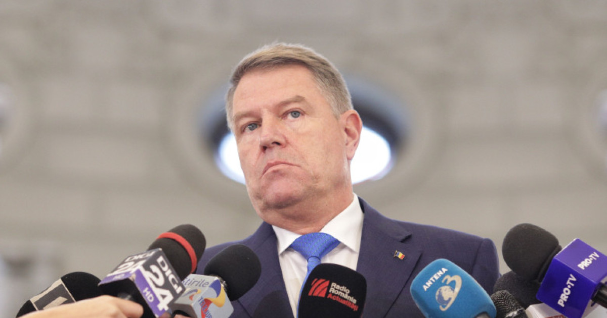 Președintele României, Klaus Iohannis, a fost somat de Autoritatea Națională de Administrare Fiscală să achite o datorie în valoare de aproximativ un milion de euro. 

Sau, utilizand sinonime: 
Președintele țării, Klaus Iohannis, a fost chemat de către instituția fiscală națională să plătească o sumă de bani de aproximativ un milion de euro, reprezentând o datorie neachitată.