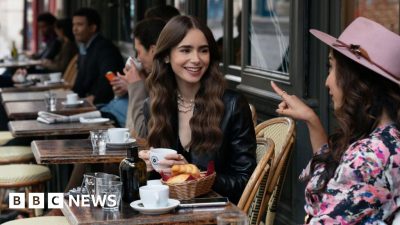 Asistentul regizorul filmului “Emily in Paris” a decedat “brusc” în timpul filmărilor.