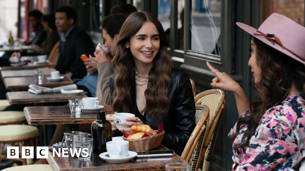 Asistentul regizorul filmului “Emily in Paris” a decedat “brusc” în timpul filmărilor.