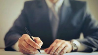Ministrul Finanțelor sugerează modificarea capitalului social minim pentru SRL-uri în ședința coaliției, pentru a preveni apariția firmelor-fantomă și a introduce un sistem legat de mărimea capitalului social în funcție de dimensiunea companieiea noastră”