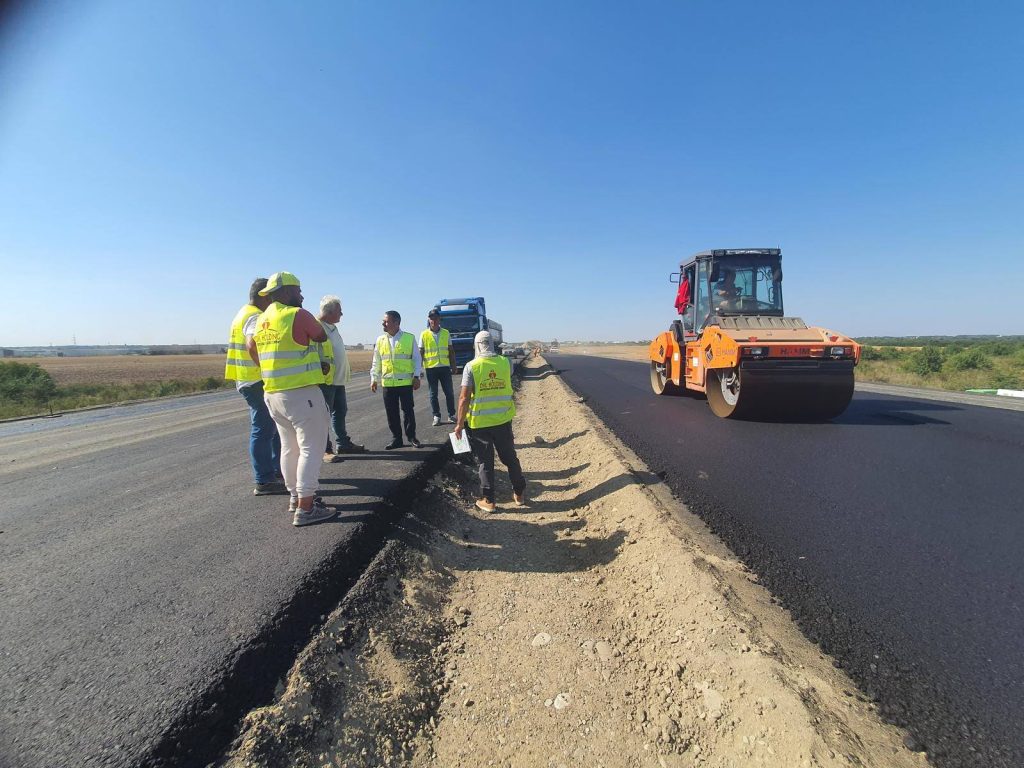 FOTO | Trecerea la asfaltarea stratului de bază pe ultimul segment al lotului 3 Nord al Autostrăzii București a fost demarată