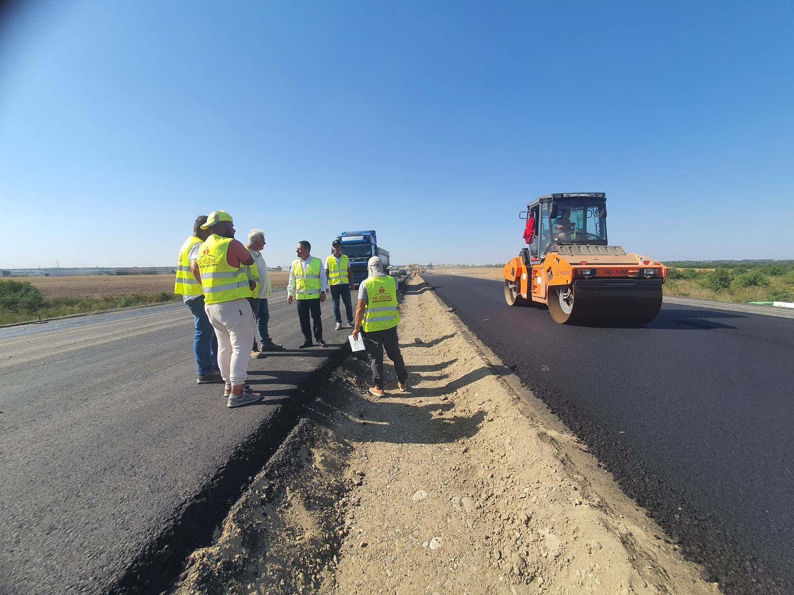 FOTO | Trecerea la asfaltarea stratului de bază pe ultimul segment al lotului 3 Nord al Autostrăzii București a fost demarată