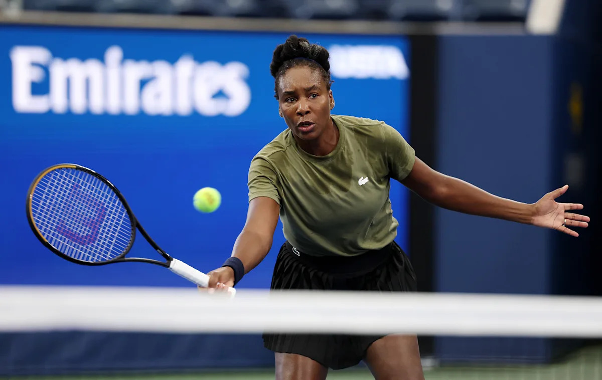 Titlul reformulat ar putea fi: “Transmisiune live a meciului de tenis dintre Venus Williams și Karolina Muchova la turneul de tenis deschis al Statelor Unite din anul 2025, de azi noapte”.