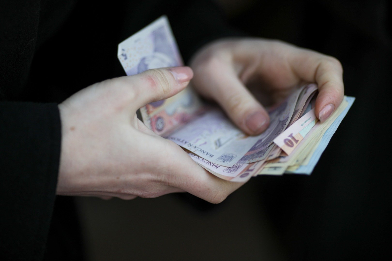 Mii de bancnote false descoperite în magazine din Vranceaea noastră”
