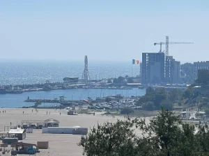 Oamenii din Constanța se confruntă cu un miros neplăcut, autoritățile locale sunt în căutarea sursei acestui miros dificil de suportat.