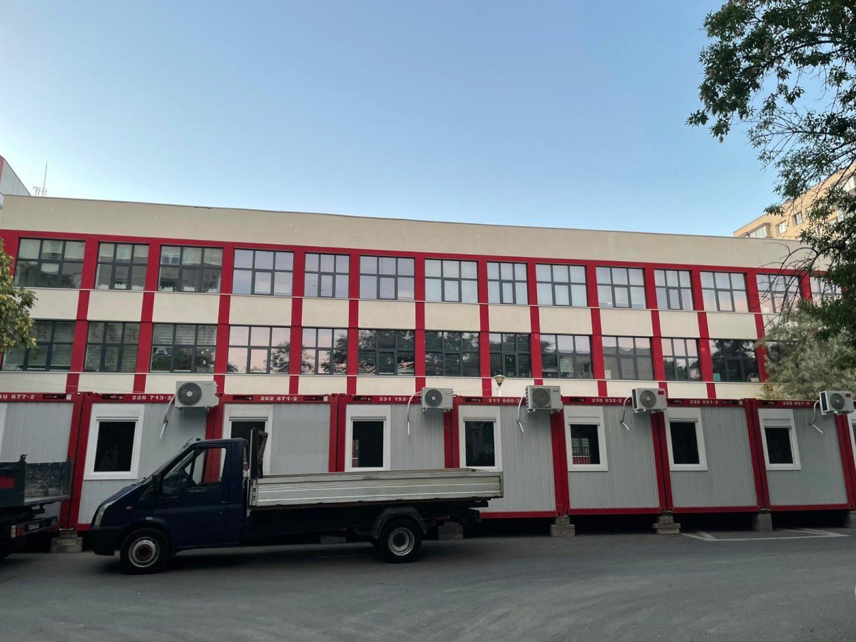 Programul elevilor de la cea mai mare școală gimnazială din București, Școala Nr. 195, nu este încă stabilit, cu doar o săptămână și jumătate înainte de începerile cursurilorea noastră”